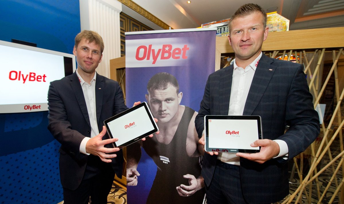 Kaido Ulejev (paremal) annab OlyBeti ohjad üle Veiko Krünbergile