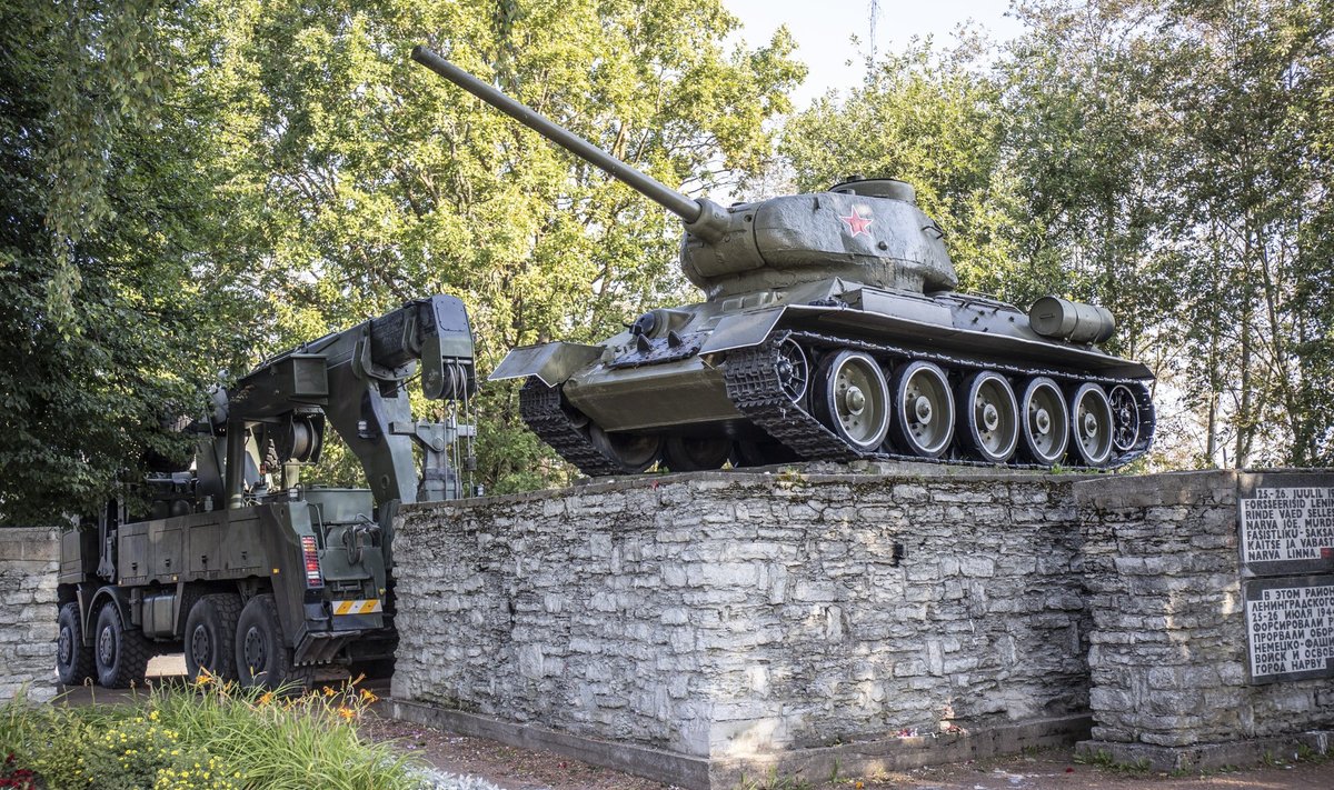 SILMA ALT ÄRA: Tank seisis Narvas jõe ääres maist 1970. Pronksiöö järel hakkasid Kremli-meelsed jõud vormima temast uut kultusobjekti.