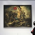 Naine sodis Louvre'i filiaalis Delacroix' ikoonilist maali