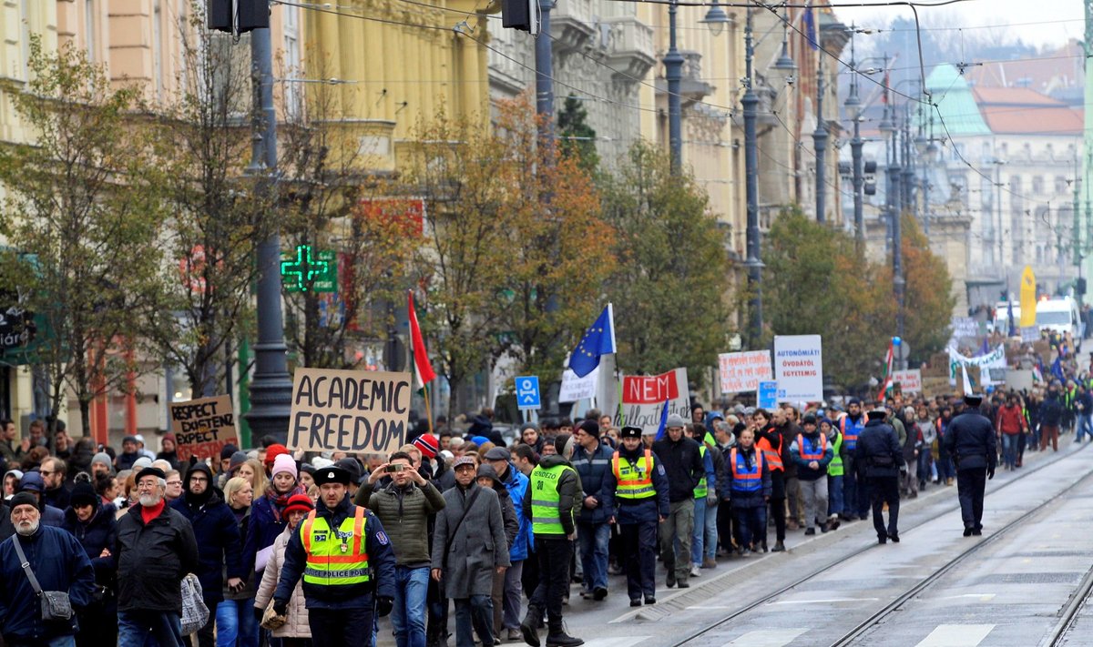 Mullu novembri lõpus kogunesid meeleavaldajad Budapestis CEU-ga käitumise vastu protestima.