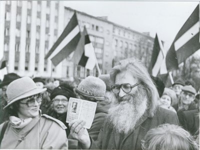 "Minul on alles Eesti Vabariigi pass!", Vabaduse väljakul 1991 Foto: Artur Rätsep, EE Arhiiv
