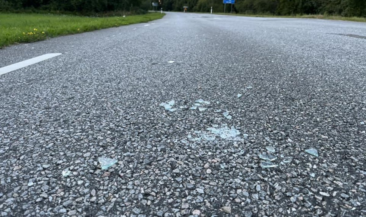 Tõenäoliselt pudenesid killud maanteel liikunud sõidukist, kuid täpsed asjaolud on veel selgitamata. 