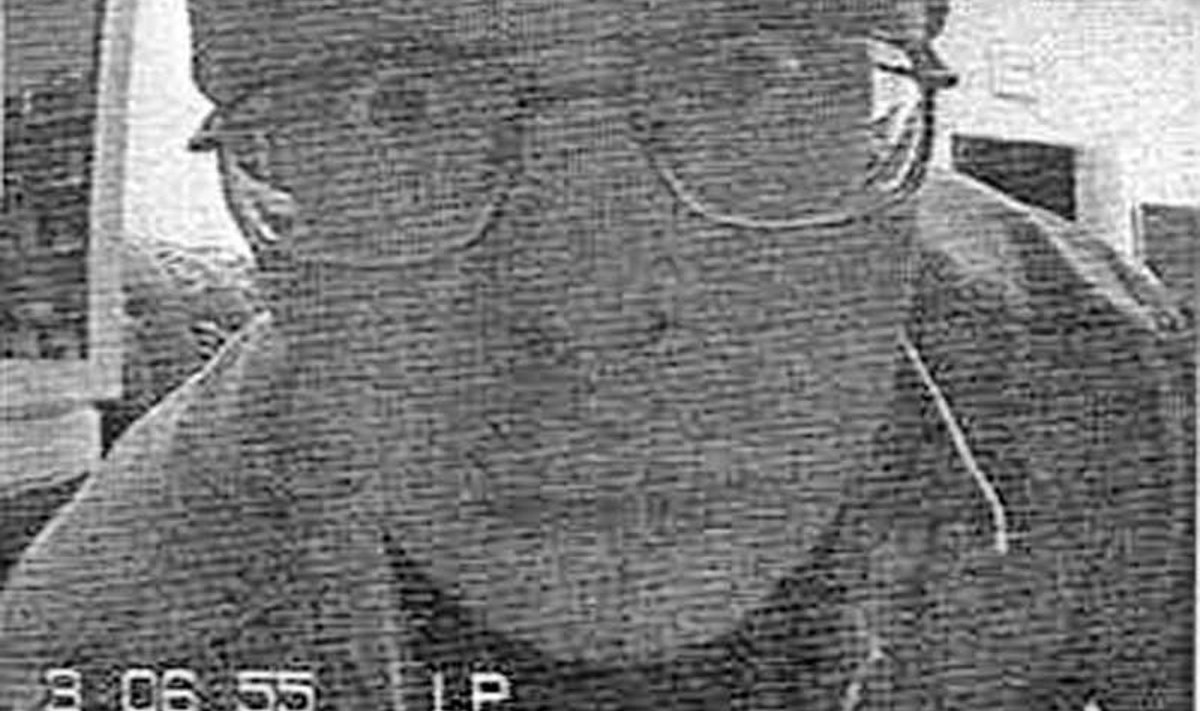 KURAT! MIS SEE SIIN ON?! Maa-ameti peadirektor Kalev Kangur on leidnud oma kabinetist kaitsepolitsei paigaldatud salakaamera. Sügis 2005.