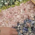 KAAMERAGA MAAL: Kristalli- ja kivipoodides jutustavad heatahtlikud haldjad muinasjutulisi lugusid