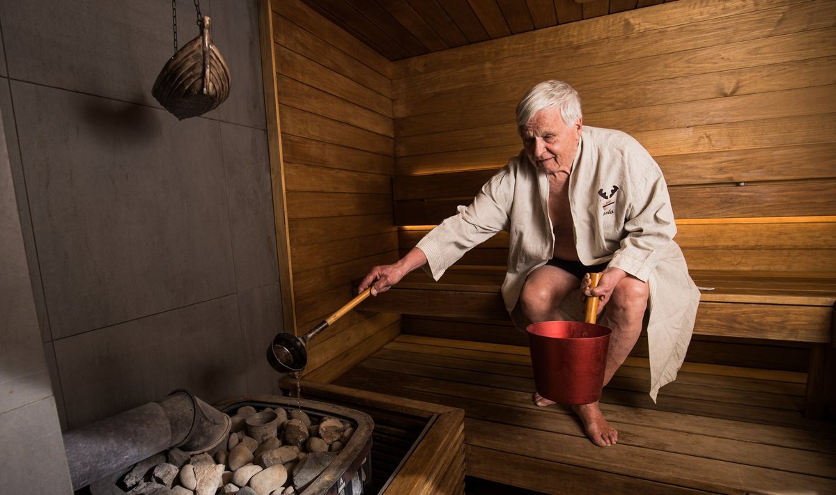 Risto Elomaa liitus esimest korda saunaklubiga enne ülikooli astumist. Sellest ajast peale on ta kaasa löönud mitmes saunaorganisatsioonis üle ilma. Praeguseks kuulub ta umbes 70 ühendusse.