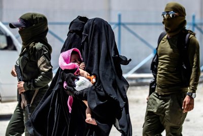 ISIS-e võitlejate väidetavad naised Al-Holis.