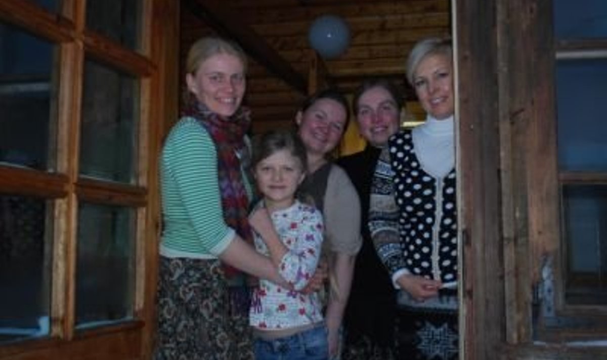 Evelin Ilves ja seto sõsarad (vasakult) Triin, Kadri ja Kerti Vissel Rosma kooli köögiuksel, keskel Triinu tütar Päikeriin. Foto: Hele-Mai Alamaa