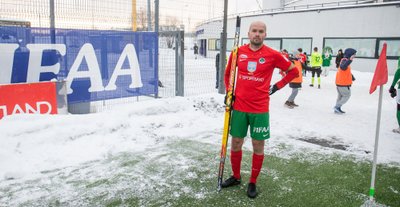 Talvine jalgpall. FC Elva kaitsja Veiko Kütt suundumas koju pärast 10:0  kaotusmängu FC Floraga.
