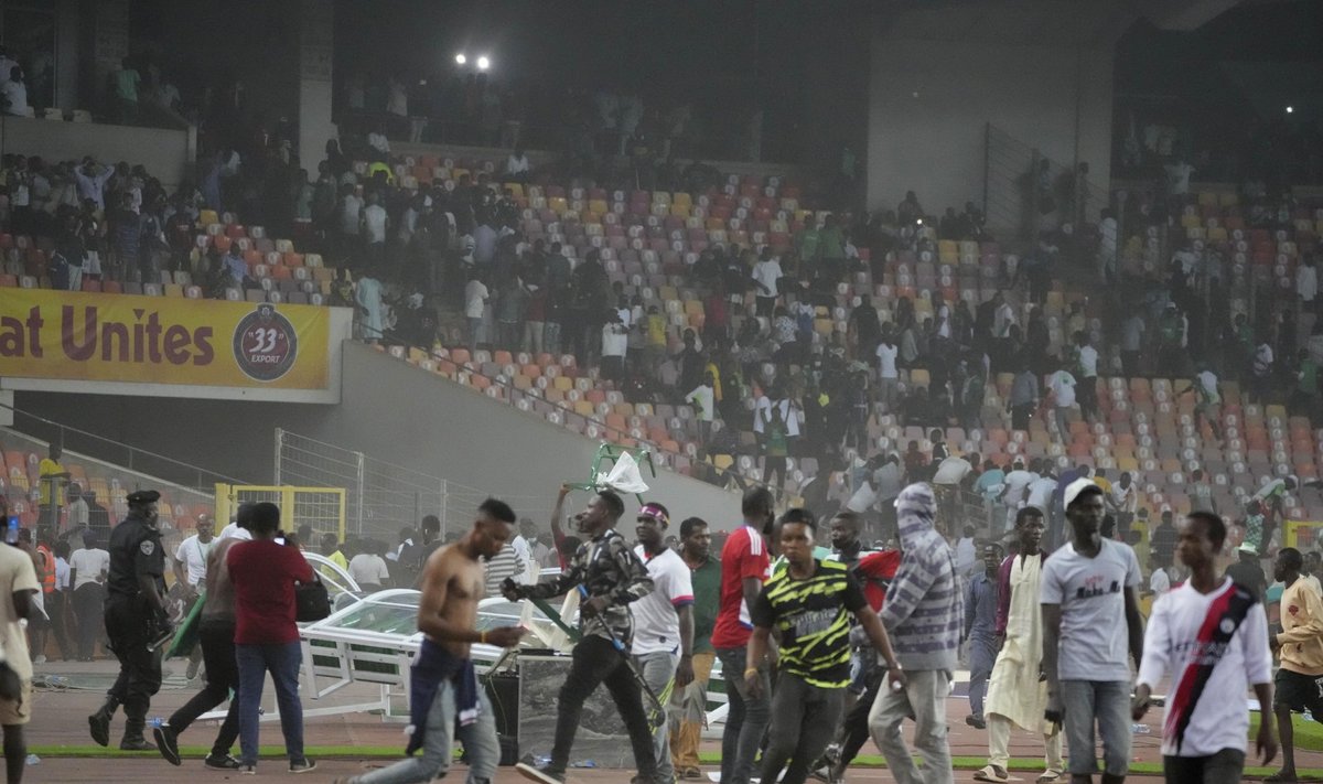 Nigeeria fännid Abuja staadionil märatsemas.