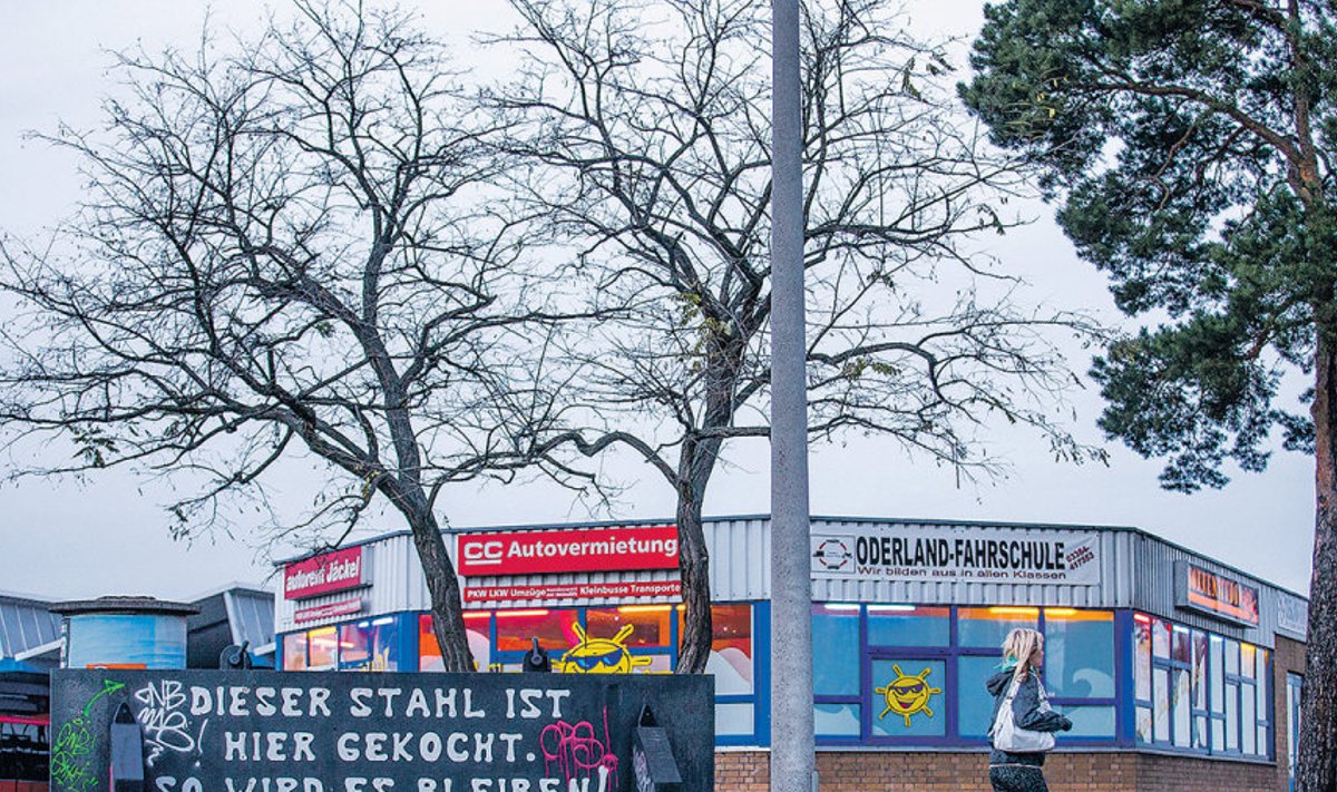 Endine uhke Ida-Saksa terasetööstuse linn Eisenhüttenstadt on viimase veerandsaja aastaga kaotanud pea pooled elanikud. Selles valguses on omamoodi irooniline linna ühel tänaval asuv sõnum: „See teras on sulatatud siin ja nii peab see jääma!” 