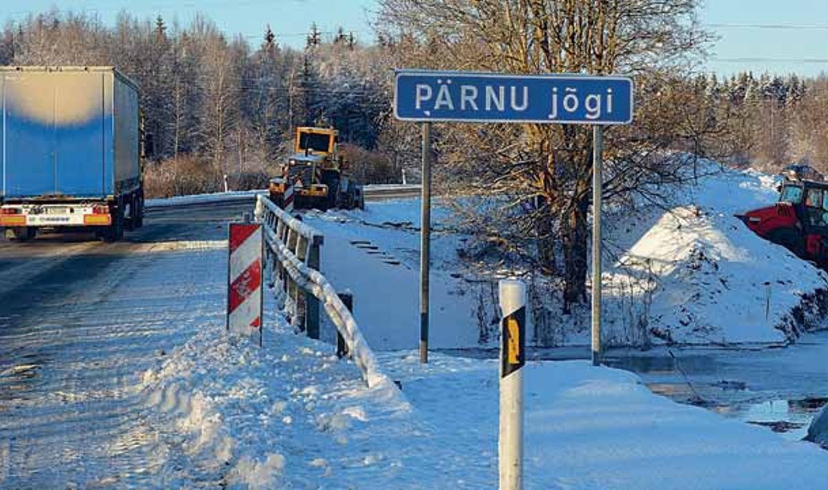 Teetööd Särevere-Türi lõigul algasid pinnasetöödega Pärnu jõele tuleva uue silla asukohas.