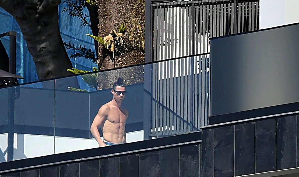 Cristiano Ronaldo 17. märtsil Madeiral päikest võtmas.