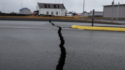 В результате вулканической активности на дороге недалеко от полицейского участка в Гриндавике появились трещины.