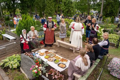 LOOKAS PIDULAUD: Kaasa võetud söögipoolise hulgas leidub kiluvõileibu, täidetud mune, mitut sorti vorsti, sõira ja muud. Pidulaud võidakse katta kalmu ääres asuvale lauale või pinkidele, kuid tihti heidetakse linik otse hauakivi ette mullale. Kalmudel einestamine võib esmapilgul paista kummalisena, kuid Seto Instituudi giidi Helen Külviku sõnul oli komme soome-ugri rahvaste seas levinud, kuni tuli katoliiklus.