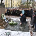 ФОТО: Таллиннские учителя и ученики возложили цветы к памятнику участникам Освободительной войны