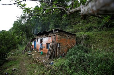 Дом Дурги находится в деревне Феди-Кхола, к западу от столицы Непала Катманду