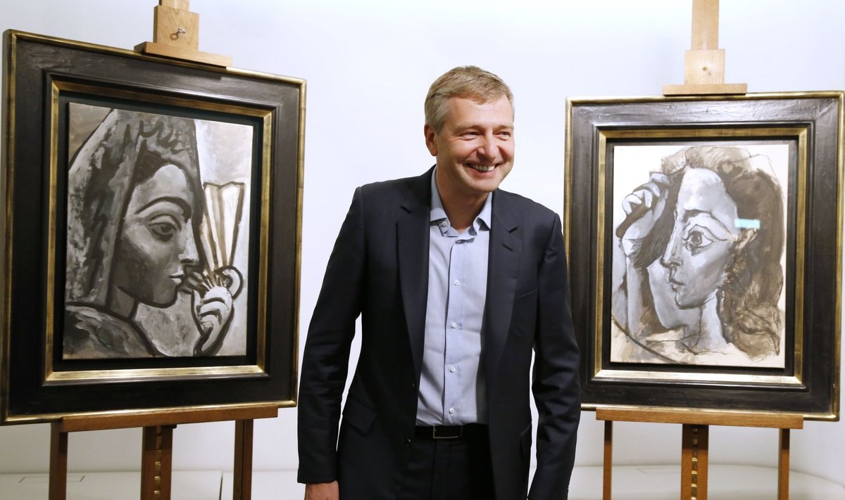 Muretu Rõbolovljev kahe väidetavalt varastatud maaliga.