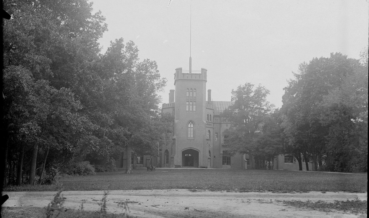 RAHA NAPPIS: Sangaste loss krahv Friedrich Bergi päevil aastal 1921.