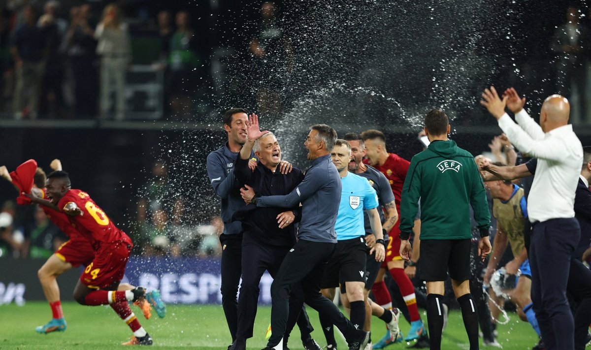 Jose Mourinho (keskel) tüüris AS Roma klubi ajaloo esimese suure Euroopa trofeeni.