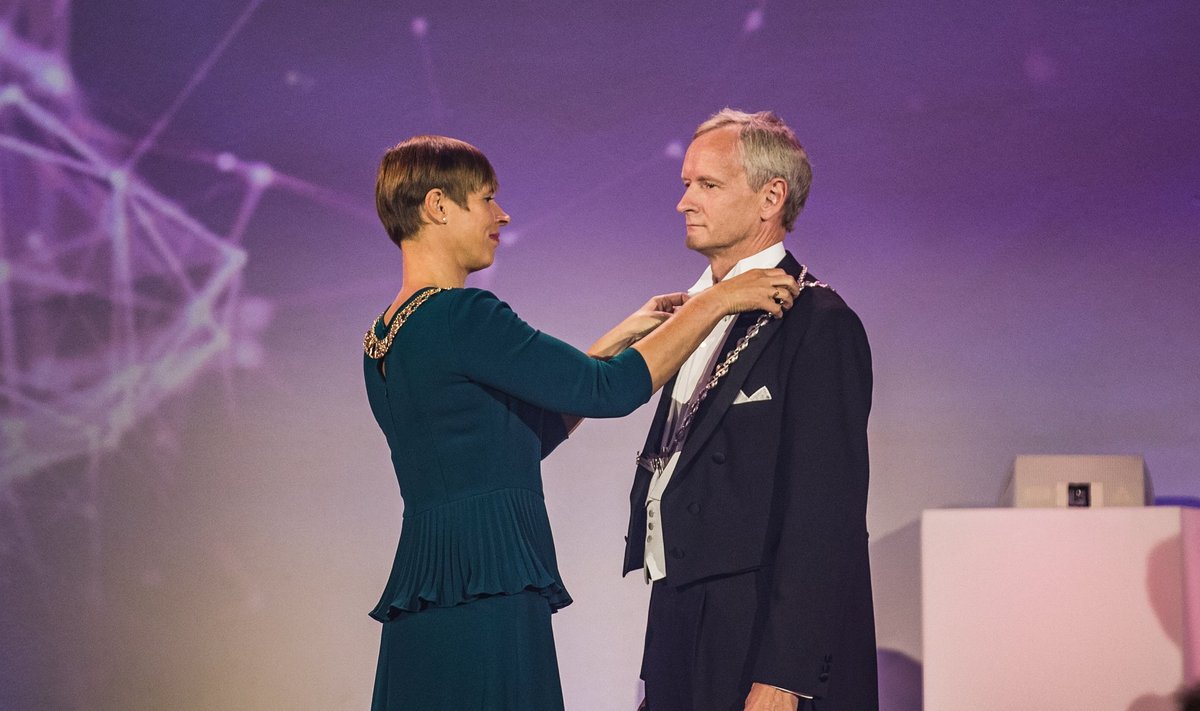 Ametiketi asetas Tiit Landile kaela president Kersti Kaljulaid.