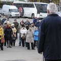 ФОТО: Профсоюзы продолжают требовать увольнения директора Кренгольмской гимназии, платившего жене 1900 евро в месяц