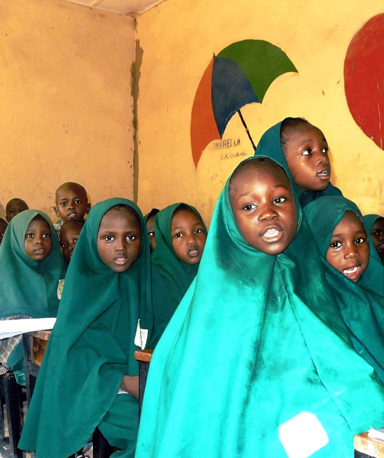 NIGEERIA LAPSED KORAANI LUGEMAS: Islamistlikud terroriorganisatsioonid on tütarlastele hariduse andmise põlu alla pannud.