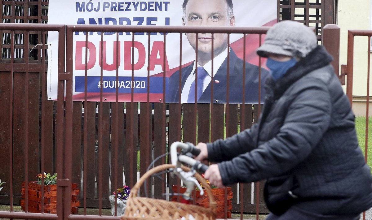 Poola presidendi Andrzej Duda valimisplakat pealinna Varssavi lähedal Gmina Łomiankis