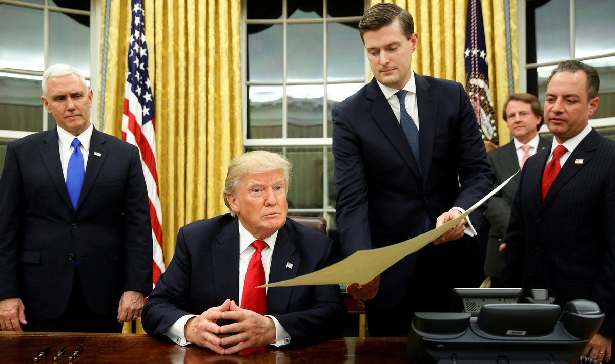 Rob Porter ulatamas dokumenti president Donald Trumpile allkirjastamiseks