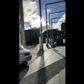LUGEJA VIDEO | Politsei pidi Tallinna kesklinnas kahe noaga ringi kõndinud mehe peatamiseks teenistusrelva kasutama