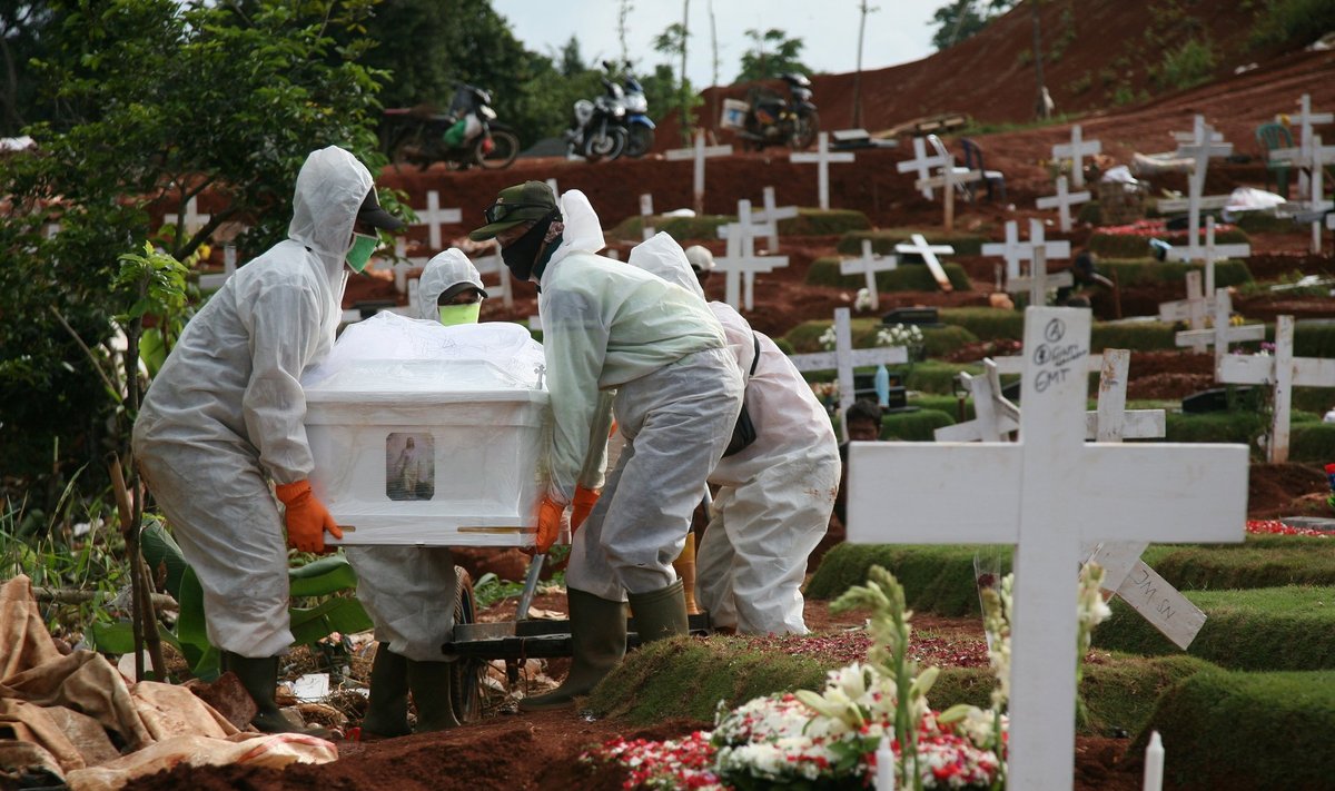 Koroonasse surnud inimeste jaoks on Indoneesia pealinnas Jakartas kalmistutel eraldid sektsioonid. Fotol matus möödunud kuu lõpul Pondok Rangoni surnuaias, kus on koroonaohvrite ala üha laienenud.