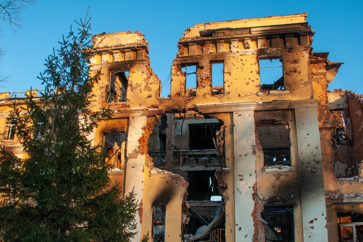 Что разрушили сегодня. Разрушенное здание. Разрушенное здание в Харькове. Разбомбленные города Украины. Разрушенный дом.