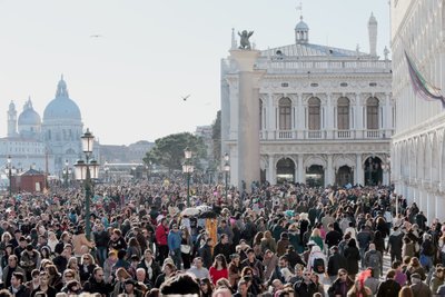 RUUMI ENAM POLE: Massid on Veneetsia karnevali ajal väljaku ummistanud.