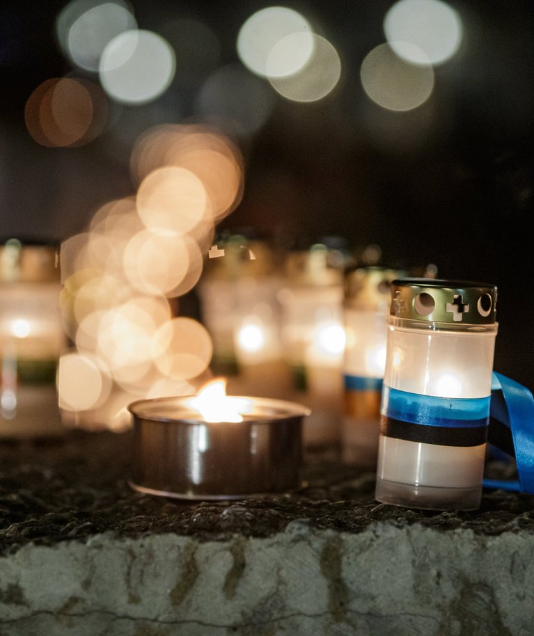 Märtsipommitamise ja Ukraina sõja ohvrite mälestamine Tallinnas Harju tänaval