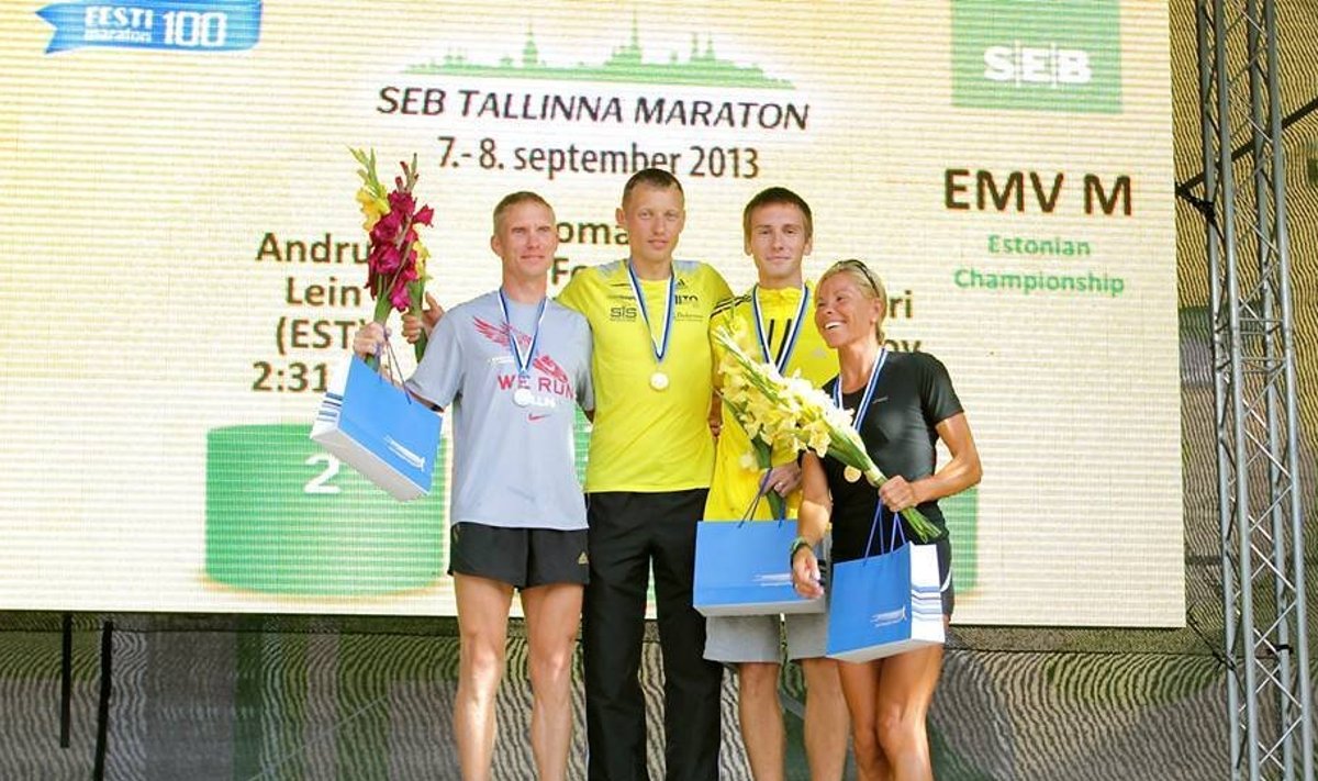 Roman Fosti Tallinna maratoni võitjana ja Jane Salumäe (paremal)