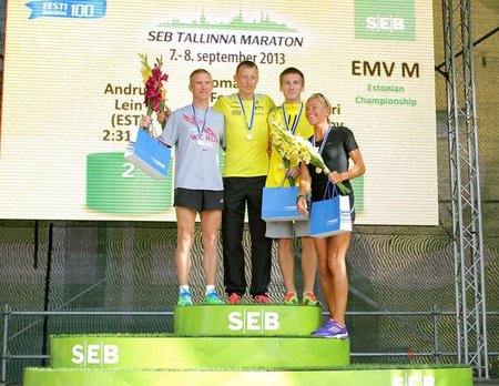 Roman Fosti Tallinna maratoni võitjana ja Jane Salumäe (paremal)