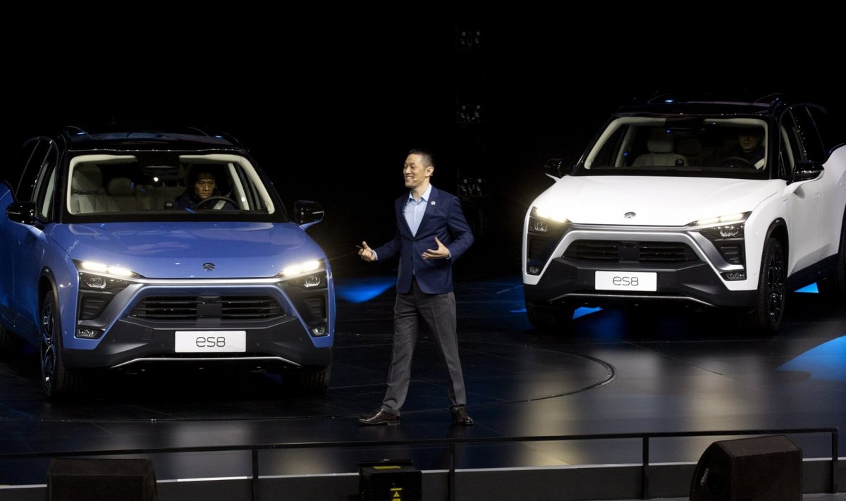 NIO looja William Li laupäeval kahe uue autoga Pekingis toimunud esitlusel. 