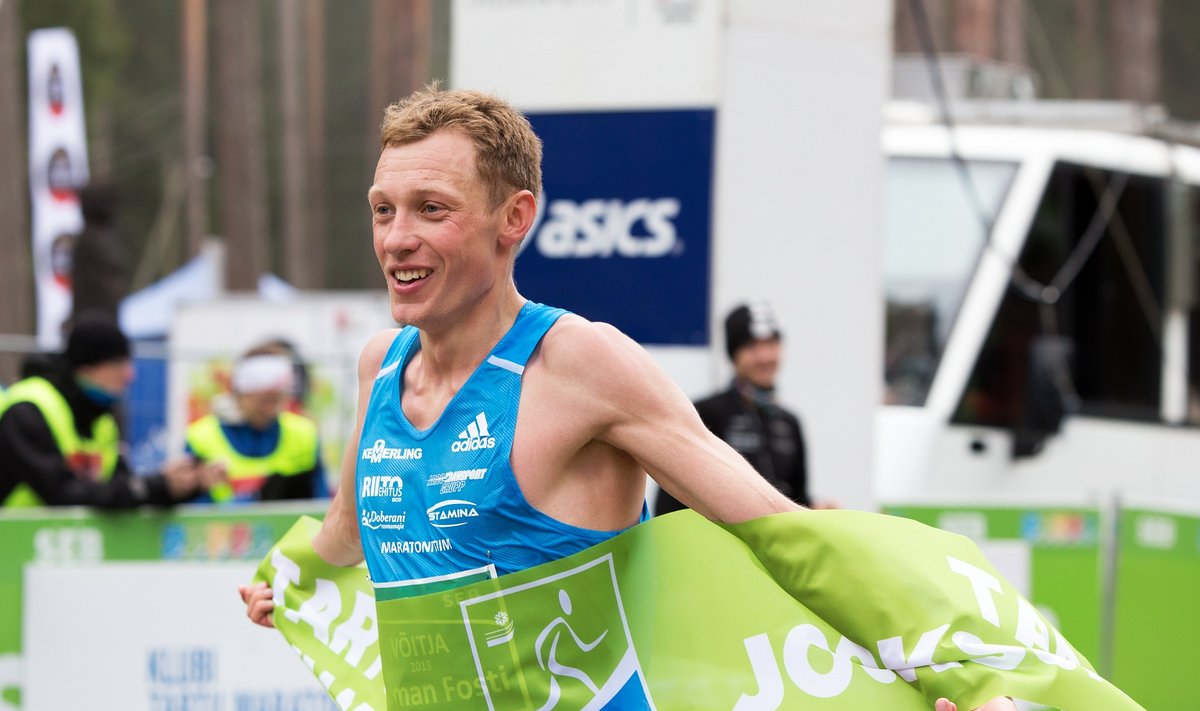 Roman Fosti rõõmustab Tartu kevadise 23 km jooksu võitjana.