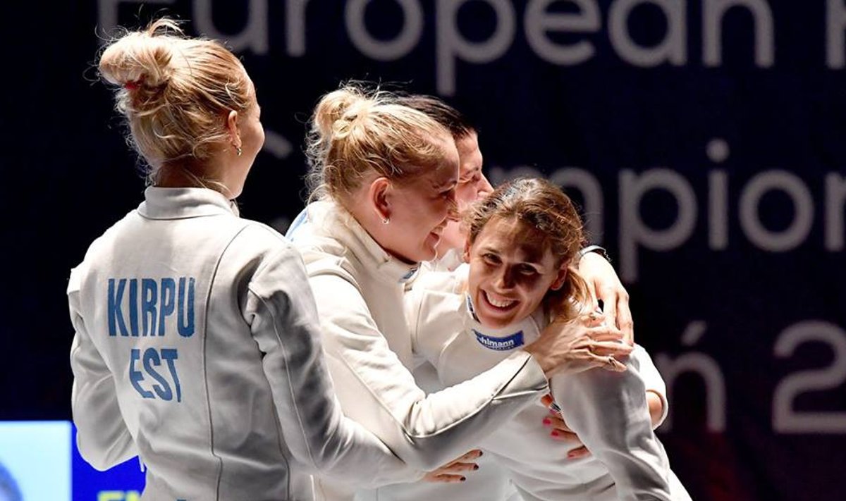Kuld on käes. Naiskonna liidrit Irina Embrichit tormasid õnnitlema (vasakult) Erika Kirpu, Kristina Kuusk ja Julia Beljajeva.