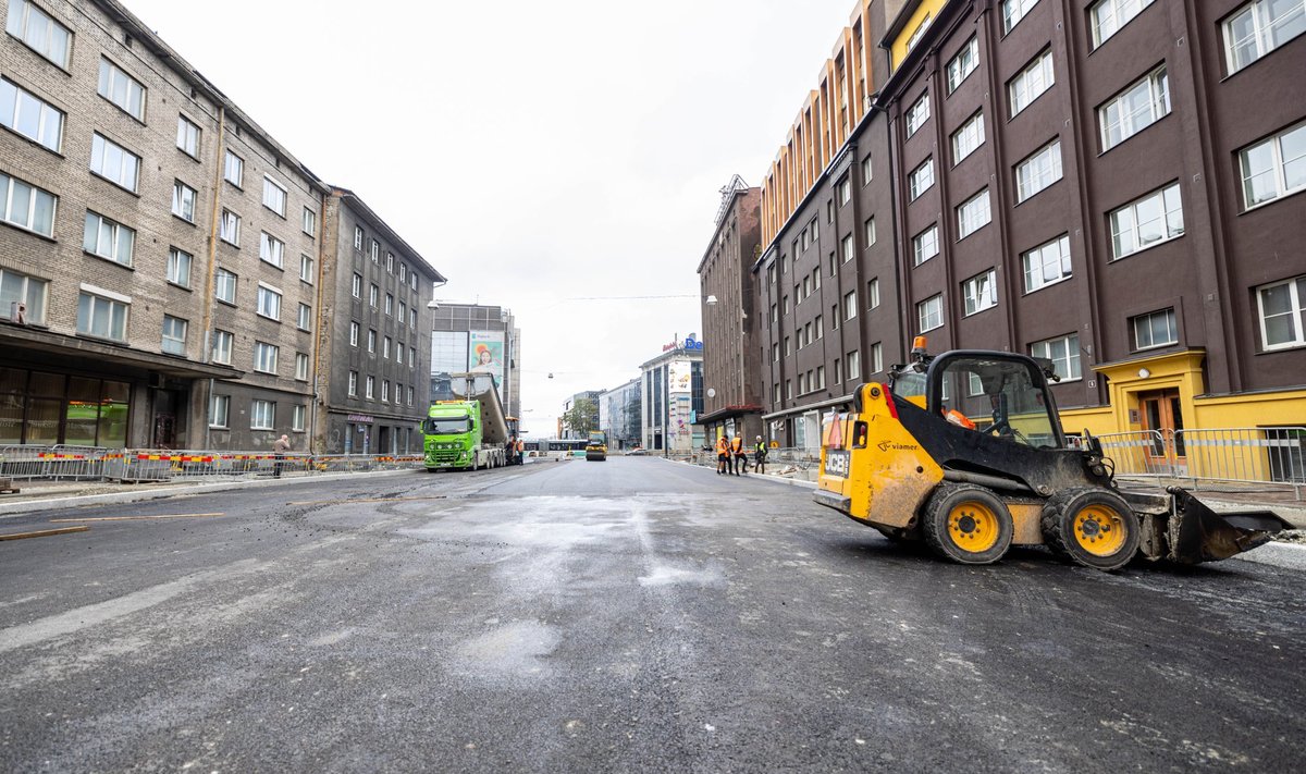 Hiljuti avas linnavalitsus uuenduskuuri läbinud Pronksi tänava.