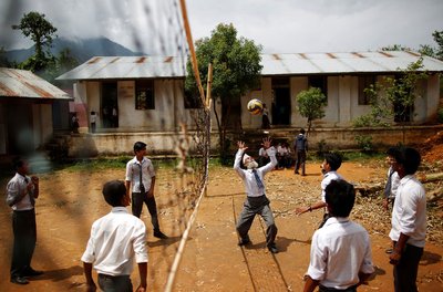 Несмотря на свой возраст, Дурга с радостью участвует в различных школьных играх
