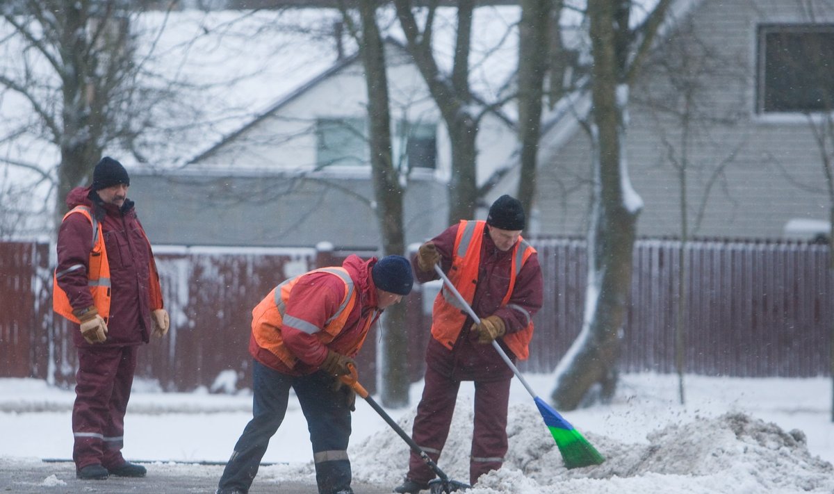 Töömehed talvisel tänaval