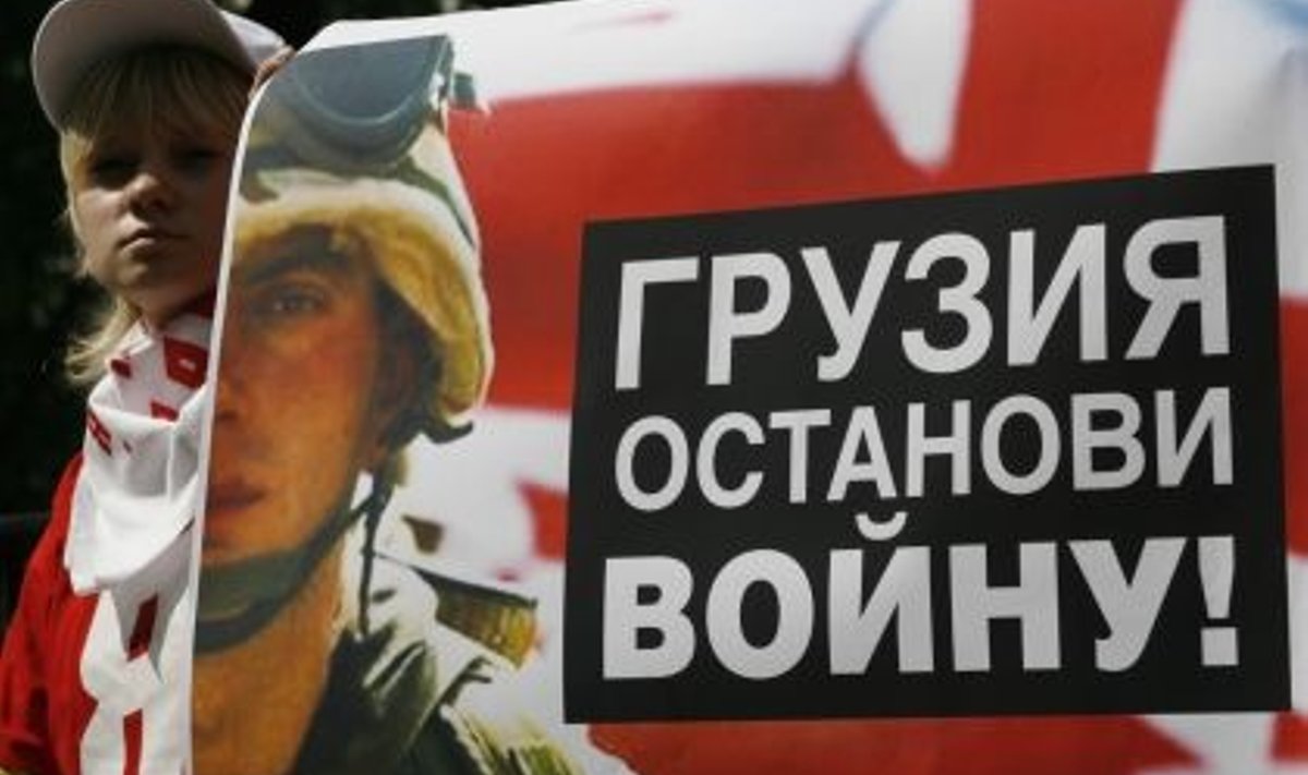 Kremli-meelse noorteliikumise Naši aktivist Vene-Gruusia konflikti vastasel piketil