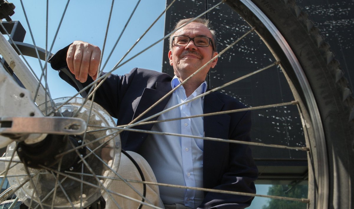 Jorma Mäntynen leiab, et linnaliikluses peaksid autode asemel tooni andma jalgrattad.