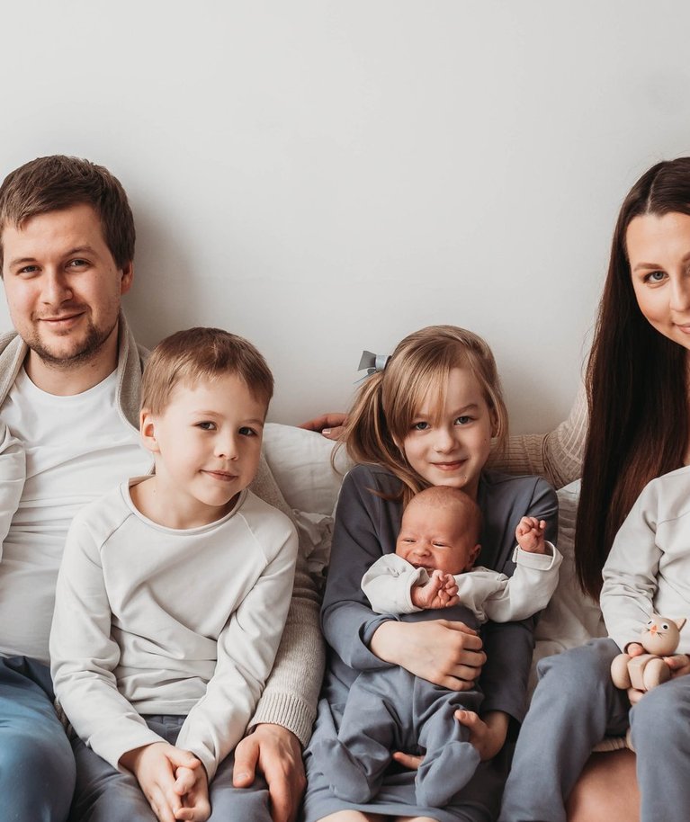 Kesküllade seitsmeliikmeline pere (vasakult: Robin Lukas, isa Tarvo, Jonatan, Alissa ja Larsen, ema Anni ja Jonas)