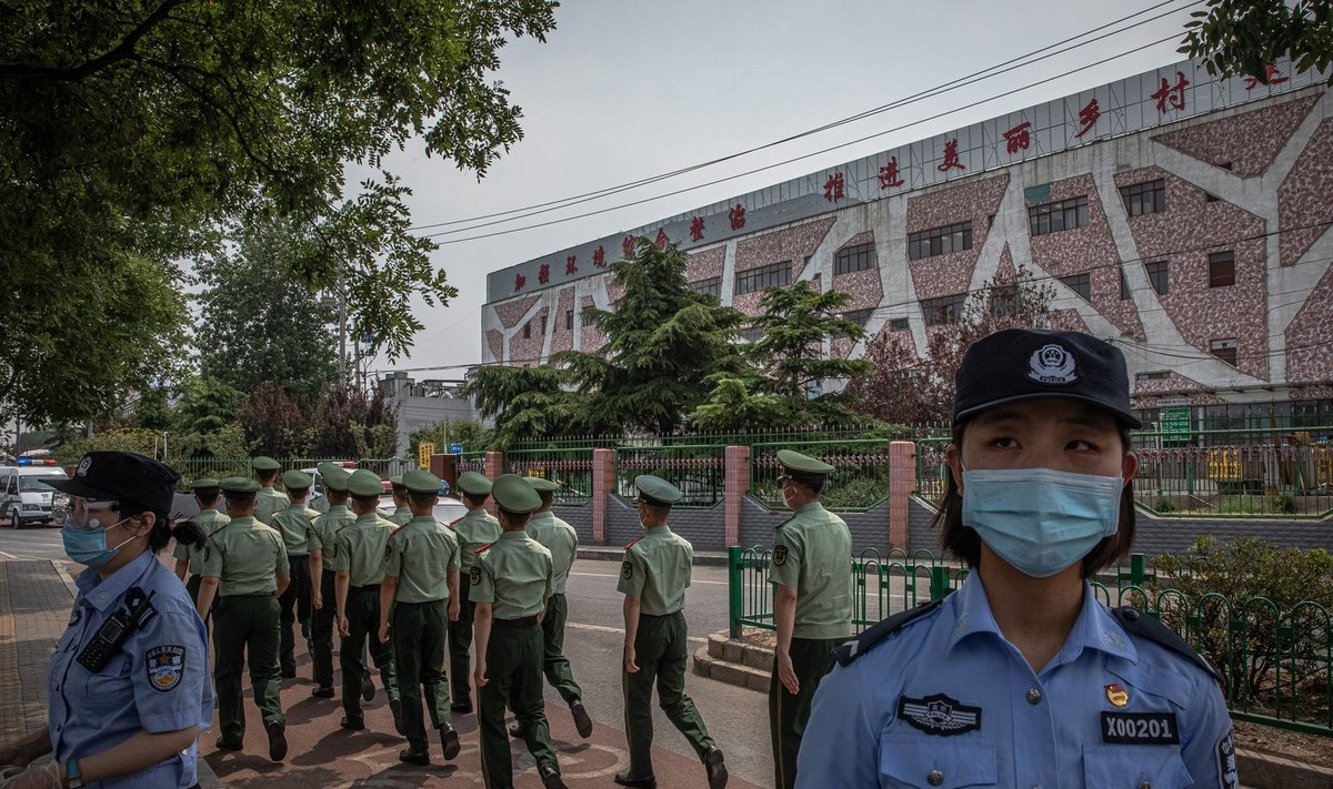 Sõjavägi ja politsei võtavad koroonaviiruse uue puhangu tõttu Pekingi Xinfadi turu oma kontrolli alla
