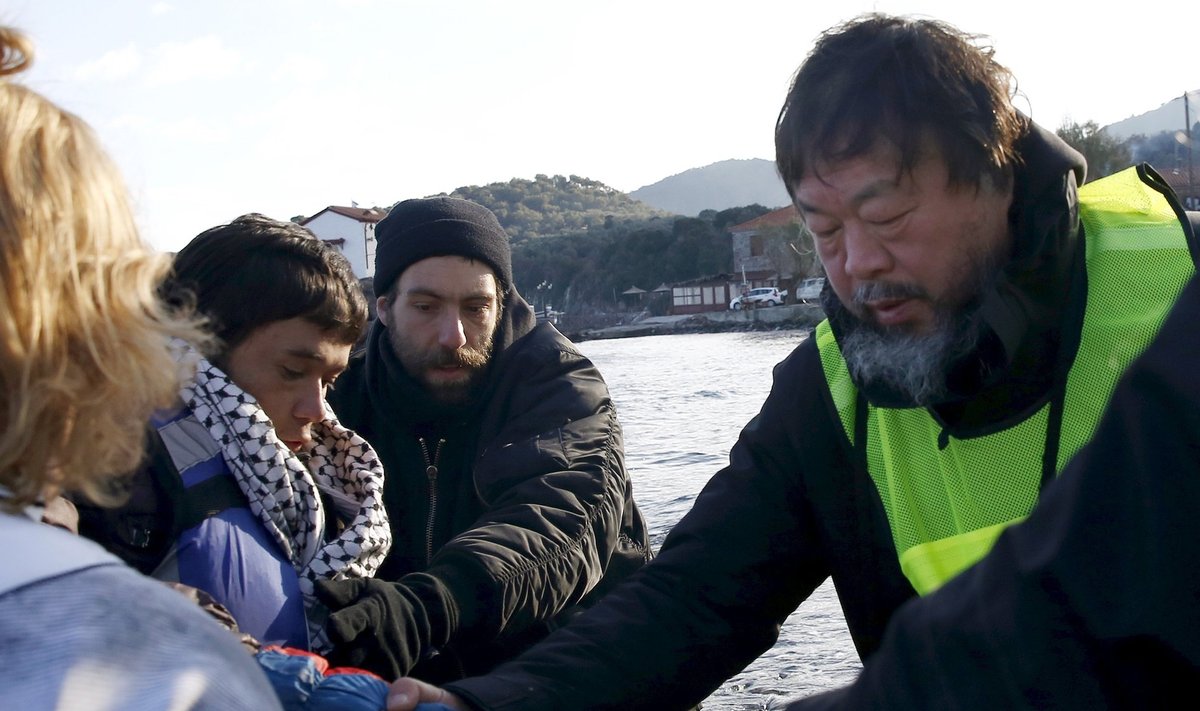 Kunstnik Ai Weiwei ja vabatahtlikud ulatavad abikäe Lesbosel randunud paadipõgenikele.