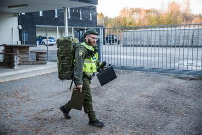 17:15 - Tom haarab suure ja üle 20 kg kaaluva drooniseljakoti ning viib selle auto peale. Järgmiseks liigumegi autoga piiri äärde, et kontrollida alad üle linnulennul ja läbi droonisilma.