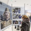 DELFI FOTOD: Vandaal sodis Viru keskuses pronkssõduri auvahtkonda kujutavaid pressifotosid