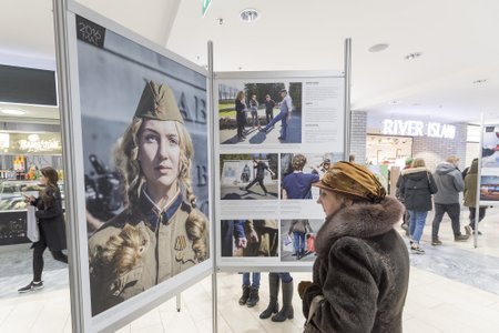 Viru keskuses soditi ära pronkssõduri auvahtkonda kujutavad pressifotod