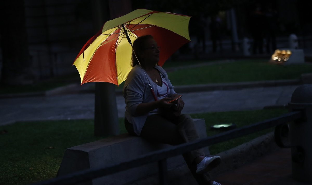 Hispaania lipu värvides vihmavarjuga protestija üleeile Barcelonas